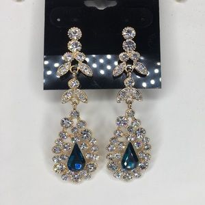 Dandy and delicate gold sparkly earrings
